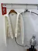 Versión Auténtica en Stock, Modelo Nuevo 2025 de la Marca m de Alta Calidad, Chaqueta de Plumas para Mujer con Bolsillo de Punto Patchwork, Moderna y Versátil