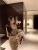 Vestido de Punto Negro con Cuello Halter y Diseño Calado, Ajustado, que se Adapta a la Cadera, de Manga Larga, Largo Medio, con Ambiente de Otoño e Invierno