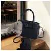 Bolso de mano para mujer 2026 nueva moda retro para el trabajo, tacto de alta gama, bolso cubo de un solo hombro cruzado, bolso pequeño