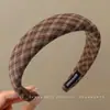 Faixa de cabelo da moda e estilosa na cor café para mulheres, faixa de cabelo versátil de alta qualidade, faixa de cabelo antiderrapante para lavar o rosto, acessório de cabelo estilo coreano