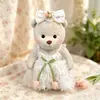 Pelúcia de Urso Articulado Lina de Tamanho Médio Vestindo um Vestido Branco com Penas de Tulipa e um Conjunto de Couro Cool