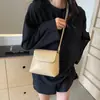 Bolsa de Gran Capacidad para Mujer Nueva Llegada 2024 Otoño e Invierno Moda Banda Ancha Simple Popular Bolso Cubo de Internet Estilo Coreano Bolso de Hombro Cruzado