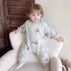 Mameluco de manga larga para bebé, adecuado para primavera y otoño, unisex, hecho de algodón puro, con escote cruzado, un diseño nuevo y elegante para salir