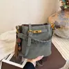 Bolso de Cubo Retro de Gamuza de Nicho para Mujer 2025 de Moda Otoño e Invierno Bolso de Hombro Casual Simple Bolso Cruzado Mate