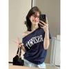Camiseta Estampada Meia Manga Off-Shoulder com Ombros Assimétricos, Camiseta de Manga Curta 100% Algodão para Mulheres, Ombro Caído Único, Estilo Europeu e Americano Maillard