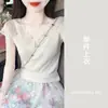Top de verão feminino de manga curta com design único, acabamento em renda delicada, decote V, malha de seda gelada, estilo curto para mulheres petite