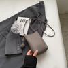 A popular bolsa pequena deste ano para mulheres outono e inverno all-matching 2023 nova bolsa de mensageiro de ombro retrô bolsa de telefone de textura simples