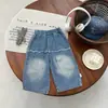 Jeans de moda y geniales para bebé niño principios de otoño 2026 nuevos pantalones casuales desgastados para bebé primavera y otoño pantalones largos versátiles para niños pequeños