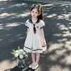 Vestido azul marinho com gola estilo academia para menina, novas roupas de verão para crianças de meia-idade e mais velhas, vestido de princesa de desenho animado, vestido de princesa branco para crianças