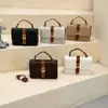 El color-blocking de estilo coreano está de moda este año, con un bolso cuadrado pequeño retro, transfronterizo, a la moda para 2026, texturizado y único que se puede llevar cruzado, en la mano o en el hombro.