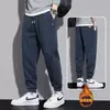 Calça de moletom quente forrada com fleece da marca da moda outono e inverno 2026 para homens, calça jogger de cor sólida solta com cordão, calça comprida para primavera