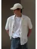 Camisa Branca Lisa Simples com Recortes Estilo Coreano, Top Masculino Casual Solto Estilo Japonês com Gola Cubana para Trabalho de Manga Curta
