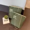Bolsa de Tela No Tejida con Borde Cosido Color Verde Militar Bolso de Hombro Logo Personalizado Bolsa Tote para Tienda de Ropa Universal para Centros Comerciales