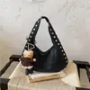 Bolso tote de ante con remaches transfronterizo para mujer, nuevo modelo 2026, bolso de mano de gran capacidad, bolso de hombro y para debajo del brazo, moderno y versátil