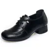 Sapatos Femininos de Bico Redondo Couro Macio Retrô Boca Profunda Cor Sólida Preto Simples Cadarço Salto Grosso Solado Macio Confortáveis Sapatos para Mães de Meia-idade