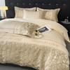 Ropa de cama europea de fábrica de alta gama de lujo ligero 60 algodón australiano suave para la piel cuatro piezas funda de edredón bordada en relieve sábana gorro de cama