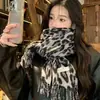 Bufanda Nueva de Estampado Leopardo para Mujer Otoño e Invierno Estilo Retro Coreano con Borlas Imitación Cachemir Chal Bufanda Cálida con Atmósfera Versátil