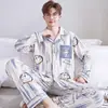 Pijama de algodón puro para hombre, de manga larga, con cuello y diseño de abertura frontal, adecuado para primavera y otoño, disponible en tallas grandes, con estampados de dibujos animados, y se puede usar como ropa de estar en casa fuera de casa.