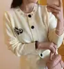 Cardigan de Tricô Novo Estilo Outono/Inverno 2026 Inspirado na Chanel para Mulheres, Elegante e Delicado com Bordado de Laço Casaco Suéter para Mulheres