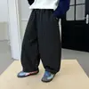 Calças de menino para o outono de 2026, novas calças de moletom xadrez estilosas para crianças, calças compridas casuais estilo jogger de perna larga para meninos, modernas e descoladas