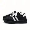 Populares zapatillas negras cómodas para mujer, nuevo lanzamiento de otoño temprano 2026, zapatillas deportivas ligeras, zapatos casuales negros versátiles de nicho