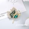 Broche de Hoja de Arce Camelia de Cristal de Alta Gama de Nueva Moda, Pin Avanzado Anti-Exposición, Accesorio de Broche de Emperatriz Occidental
