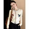 Suéter de tricô casual estilo coreano, que rejuvenesce, na cor off-white para mulheres, com botões coloridos e bordado, um cardigã de tricô único para o outono de 2026