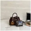 Bolsa de mão de acabamento fosco nicho para mulheres, nova coleção 2026, bolsa de ombro simples, grande capacidade, retrô e moderna, pode ser carregada na mão ou usada na transversal