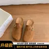 Sapatos femininos slip-on retrô marrons de sola grossa e bico fechado, novo modelo 2026, slip-on estilo Birkenstock que aumenta a altura, chinelos preguiçosos de meio pé