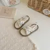 Chinelos abertos para meninas, novo estilo primavera-verão 2026, sapatos de princesa com lantejoulas para meninas, adequados para uso em casa e ao ar livre, estilosos e modernos para bebês e crianças pequenas