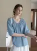 Camisa azul estilo francês com cordão e decote V para mulheres, novo modelo verão 2026, solta e modeladora, top de manga curta bufante