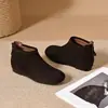 Botas curtas pretas de bico redondo femininas 2026 Outono/Inverno Novo Estilo Acolchoamento de Veludo Quente Zíper Traseiro Botas de Couro Sapatos Casuais Femininos de Algodão Aumento de Altura Interna