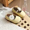 Zapatos de Cuero Mary Jane Florales Dulces para Niñas Colección Primavera/Verano 2026 Mocasines de Suela Suave para Niños Zapatos Individuales de Color Brillante Estilo Bosque