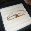 Pulseira de abertura redonda com zircônia europeia e americana, pulseira de luxo leve, sensação de alta qualidade, pulseira da moda, trabalho pesado, personalidade, joia de mão para mulheres, atacado