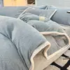 Juego de cuatro piezas de terciopelo de leche tallado grado A, nueva colección de invierno 2026, engrosado para mayor calidez, funda de edredón lujosa, sábana de franela de coral, juego de cama 3