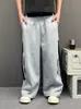 Calça de Moletom Cinza com Barra Curva para Homem, Patchwork de Três Listras, Calça Ampla e Fluida de Comprimento Total, Calça Esportiva de Cintura Elástica e Perna Reta
