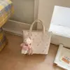 Primavera 2026 Nuevo Estilo Coreano Bolso con Colgante de Oso Bolso Cruzado para Mujer Bolso Tote con Estampado Lindo Bolso Versátil para el Trabajo