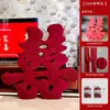 Decoración de habitación de boda en estilo chino nuevo con cortinas de tela, decoraciones de personajes de boda para el cabecero, pared de fondo para dormitorio de boda