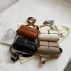 Bolso bandolera de hombro de nicho de moda para mujer otoño/invierno de este año 2026, un bolso cuadrado pequeño único y moderno