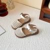 Sandalias de punta para niña, verano 2025, nuevas sandalias de estilo coreano con agujeros para bebé, elegantes zapatos de princesa tejidos con suela suave para niña.