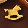 Broche Vintage Dorado Mate "Hazte Rico al Instante" con un Tacto Metálico Único, Pin de Solapa de Caballo de Carrusel para Trajes y Chaquetas