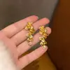 Brincos Flor de Folha de Ouro Retrô Francês Novos para Mulheres Leve Luxo High-end Simples Exquisitos Acessórios de Orelha Frios Tendência
