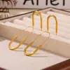 Pendientes nuevos de estilo europeo y americano con forma de alfiler dorado, personalizados, sencillos, de acero de titanio chapados en oro auténtico de 18 quilates.