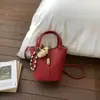 Bolsa Pequena de Couro Macio com Padrão de Lichia para Mulheres 2026 Novo Estilo Bolsa Cesta de Mão Balde Bolsa Transversal Retrô de Primavera