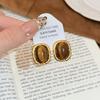 Outono e inverno vintage Maillard Tiger Eye Stone Ear Buckle Fashion Light Luxury High-end Sense Brincos 2024 Novos brincos quentes para mulheres