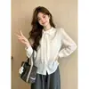Camisa de alta gama con bordado y cuello cuadrado de atar, blusa estilo muñeca, top de diseño otoño 2026 de manga larga