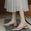 Verão 2026 Novo Rebite Fivela de Uma Alça Salto Médio Bico Fechado Bico Fino Salto Bloco Sapatos Sandálias com Tachas Feminino Outdoor Nicho