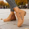 Estilo europeu e americano, plus size, moda feminina transfronteiriça, coleção versátil de outono/inverno 2026, botas curtas com bico fino e zíperes duplos