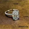 Los anillos de estilo minimalista europeo y americano se venden mucho. Anillo elegante de mujer con zirconia grande de moda