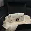 2026 Verano Nueva Tendencia de Moda Bolso de Hombro con Remaches Estilo Retro Bolso de Hombro Francés para Viaje de Negocios Bolsos de Mujer al por Mayor